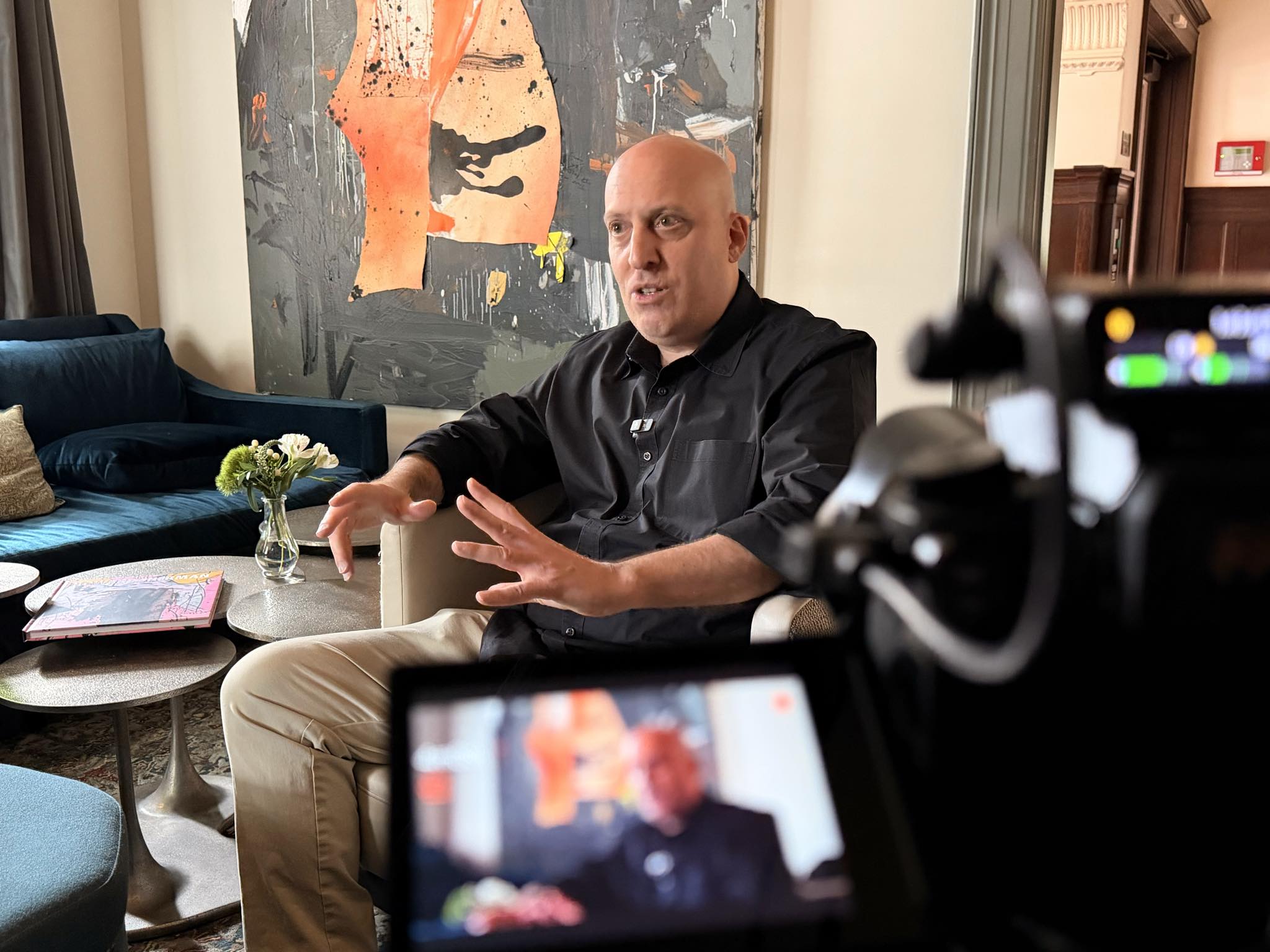 Howard Sherman discussing his contemporary artwork during an interview at La Colombe d’Or
